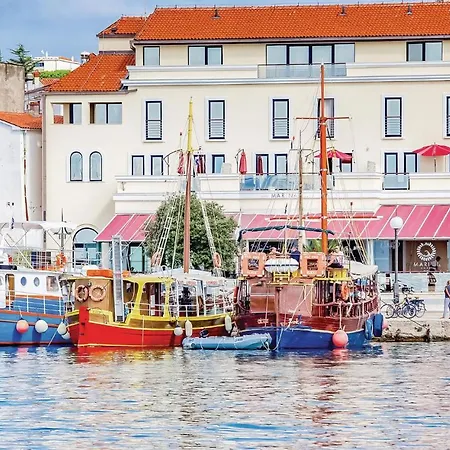 Stunning In Krk With Wifi דירה קרק