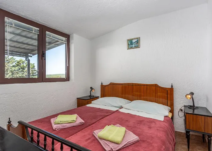 2 Bedroom Awesome In Krk Apartman
